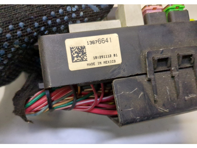 Блок предохранителей  Chevrolet Camaro 2009-2013      13676641    3.6