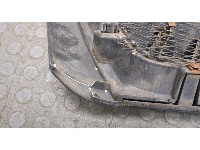 Решетка радиатора Mitsubishi Pajero / Montero 2000-2006