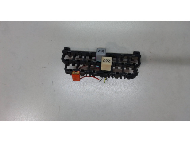 Блок предохранителей  Volkswagen Passat 5 2000-2005      8D093703E   5  1.9