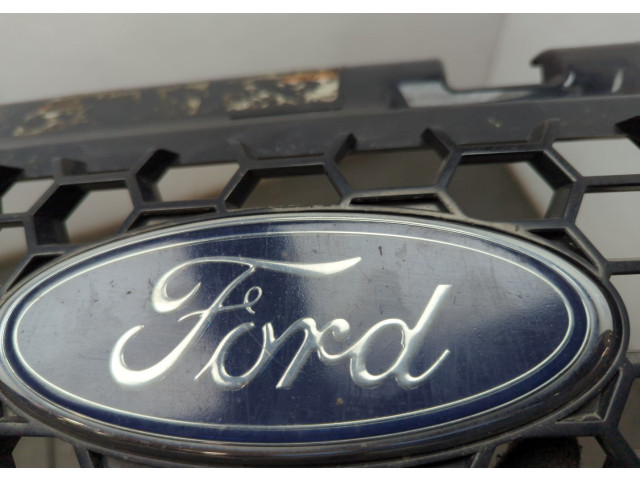 Решетка радиатора  Ford Escape 2000-2006          