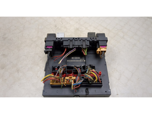 Блок реле  Volkswagen Caddy 2004-2015         