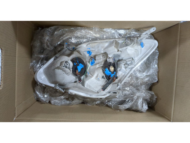 Фара передняя Toyota Corolla Verso 2002-2004 правая