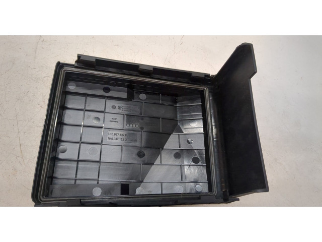 Крышка блока предохранителей  Volkswagen Passat 6 2005-2010         