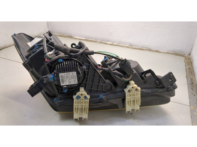 Фара передняя Infiniti QX56 2010-2013 левая