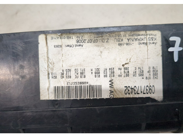 Блок предохранителей Volkswagen Caddy 2004-2010