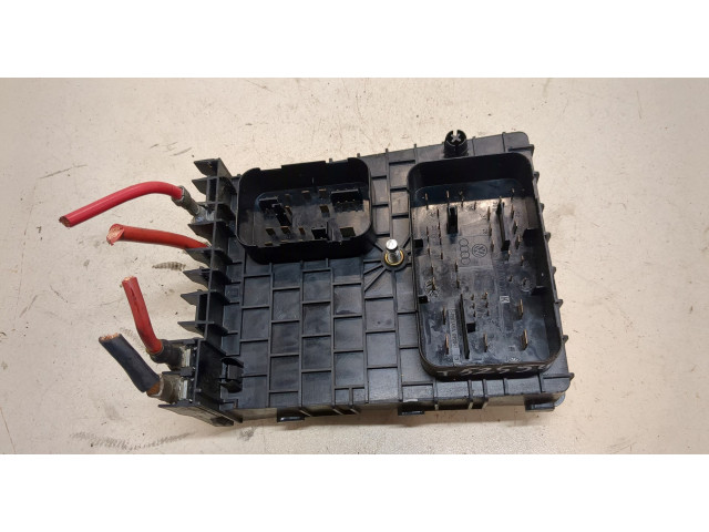 Блок предохранителей Skoda Octavia (A5) 2004-2013 1K0937124K