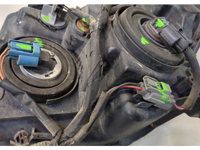 Фара передняя  Honda Pilot 2002-2008 правая 