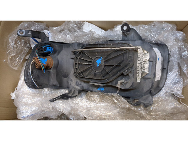 Фара передняя  Ford Escape 2001-2006 правая 