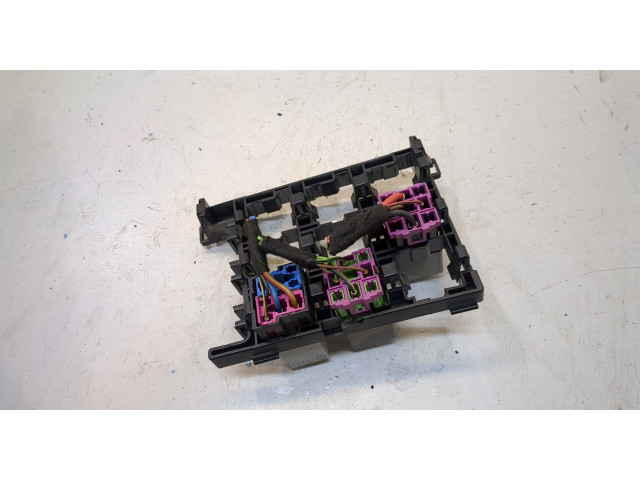 Блок реле Volkswagen Caddy 2004-2010