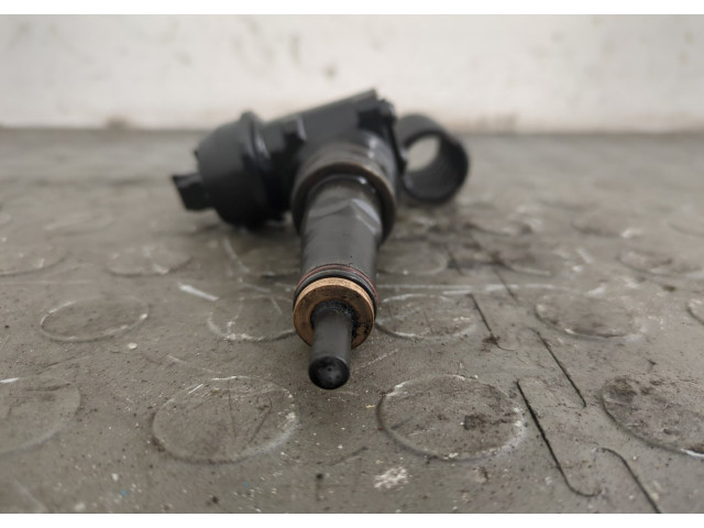 Форсунка топливная  Skoda Fabia 1999-2007    038130073AJ     