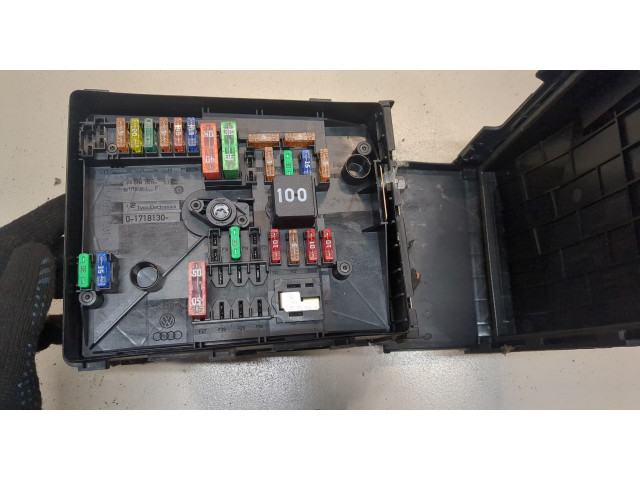 Блок предохранителей  Volkswagen Caddy 2010-2015         