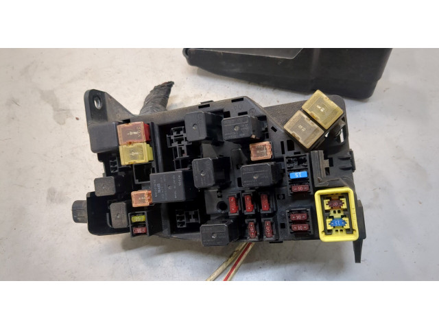 Блок предохранителей Mitsubishi Galant 1997-2003 MR445510