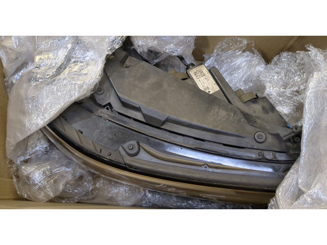 Фара передняя  Volkswagen Passat 8 2015- правая 