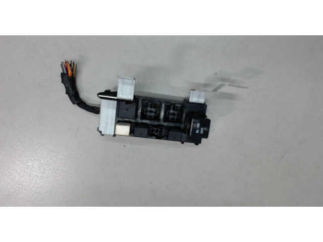 Блок реле  KIA Magentis (Optima) 2000-2005           2.5