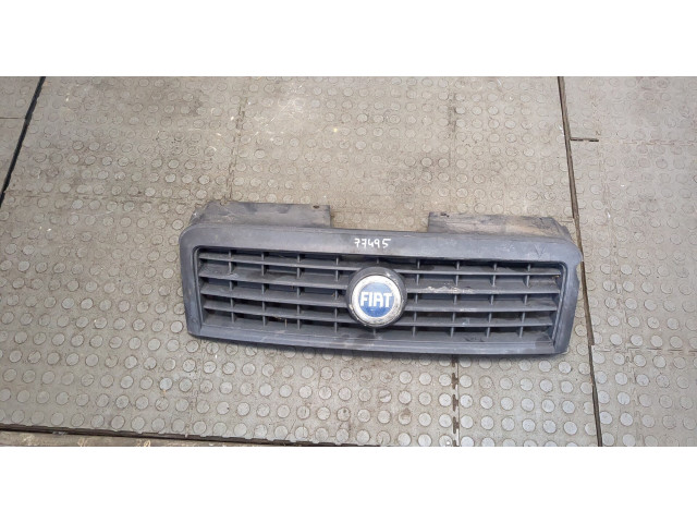 Решетка радиатора  Fiat Doblo 2005-2010          735395576