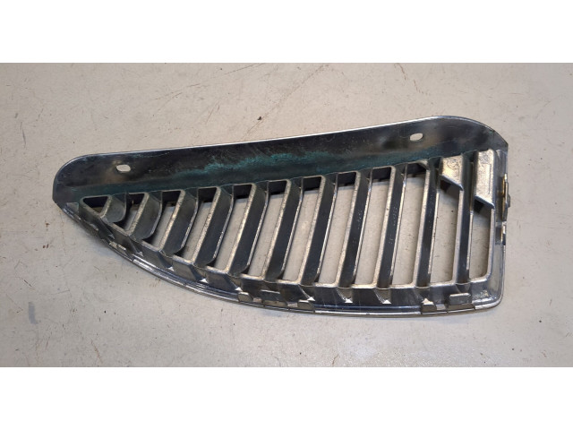 Решетка радиатора Mitsubishi Lancer 9 2003-2006 MN126473, MN126877