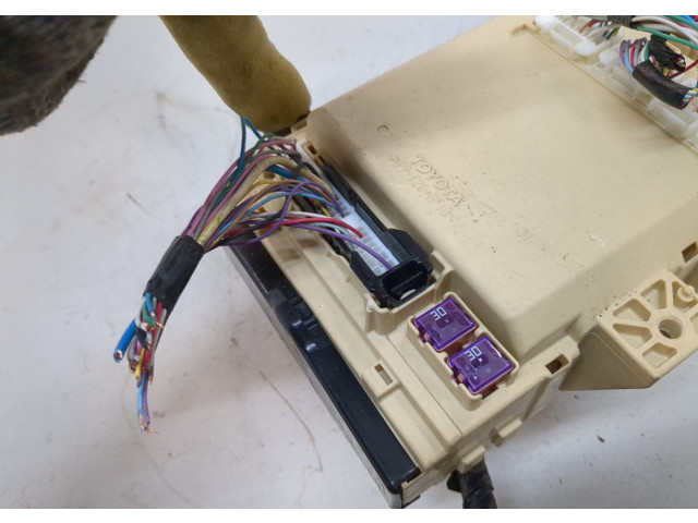 Блок предохранителей  Toyota Highlander 2 2007-2013      827300E590   