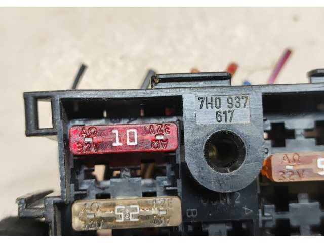 Блок предохранителей Volkswagen Transporter 5 2003-2009