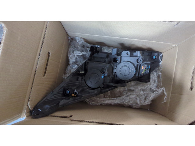 Фара передняя  Peugeot 5008 2009-2016 правая 