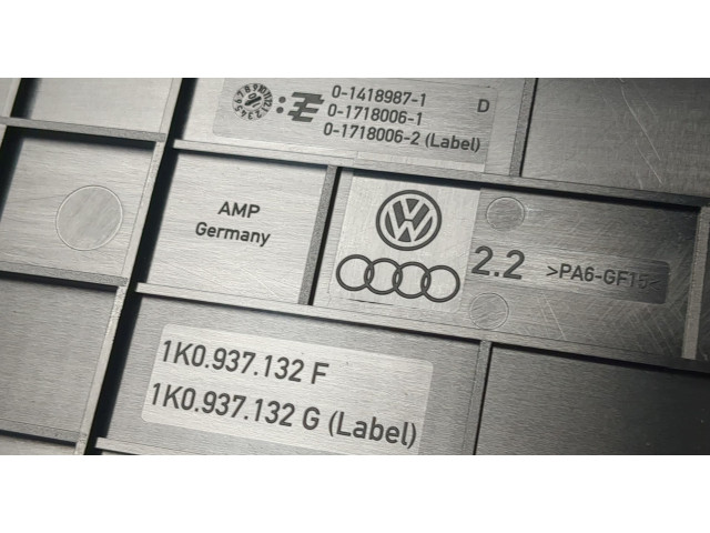 Блок предохранителей Volkswagen Golf 6 2009-2012 1K0937132F