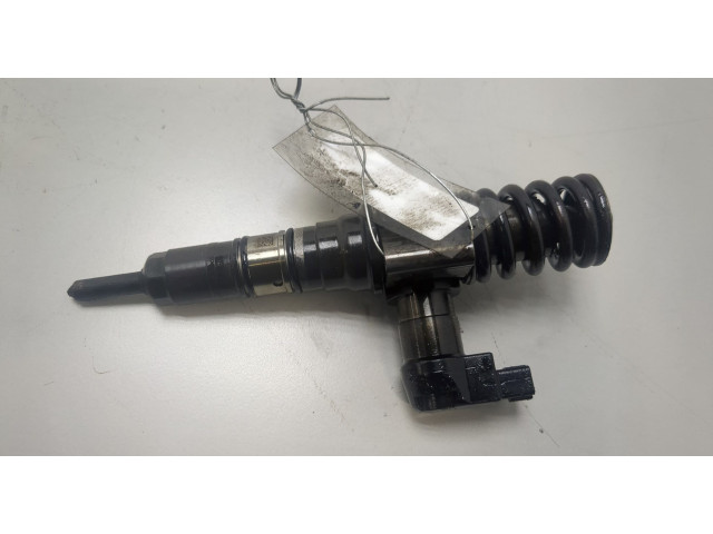 Форсунка топливная Volkswagen Golf 5 2003-2009 03G130073M