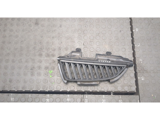 Решетка радиатора  Mitsubishi Grandis          MN145455