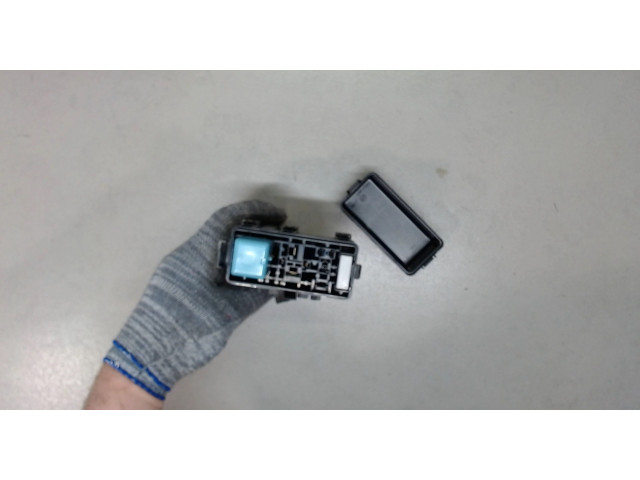 Блок реле  Lexus LS460 2006-2012      8266250300    4.6