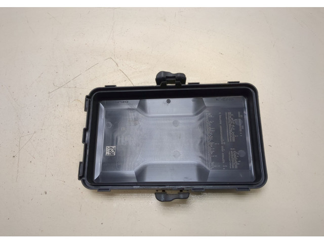 Крышка блока предохранителей Cadillac XT4