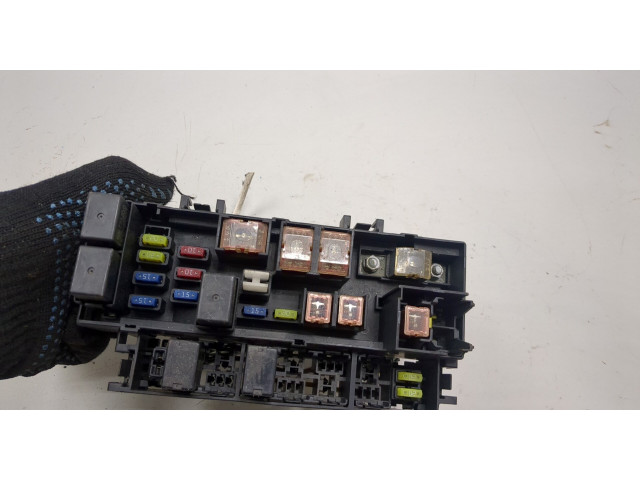 Блок предохранителей Mitsubishi Carisma