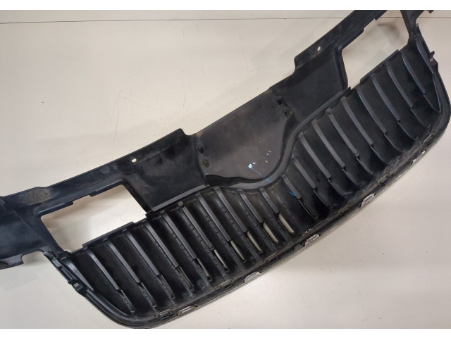 Решетка радиатора  Skoda Roomster 2006-2010          5J0853668A