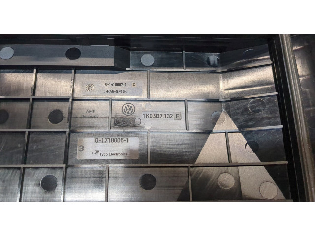 Блок предохранителей Skoda SuperB 2008-2015 1K0937125D