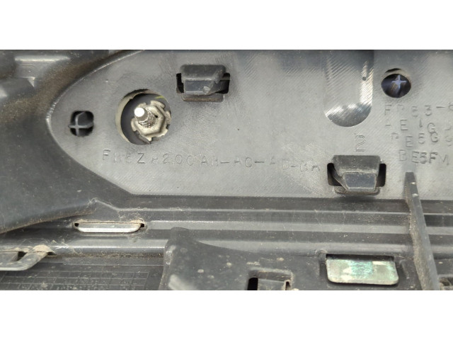 Решетка радиатора  Ford Explorer 2015-2019          fb538200