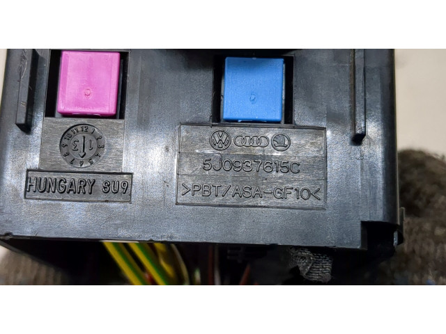 Блок предохранителей Skoda Fabia 2010-2014 5J0937615C