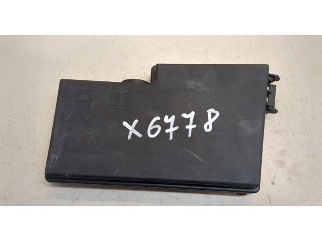 Крышка блока предохранителей  Volvo C30 2006-2013         