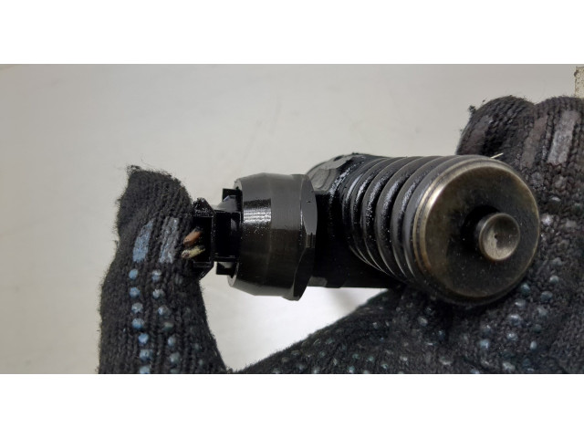 Форсунка топливная  Volkswagen Golf Plus    038130073AG     