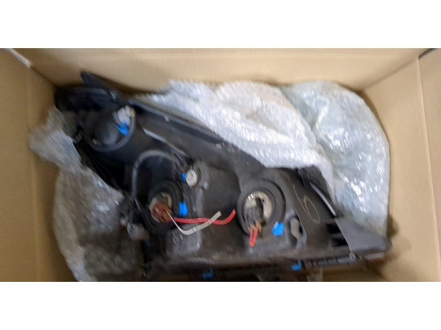 Фара передняя  Toyota Corolla Verso 2004-2009 левая 