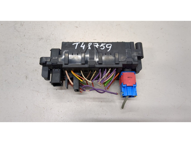 Блок предохранителей  Peugeot 406 1999-2004         