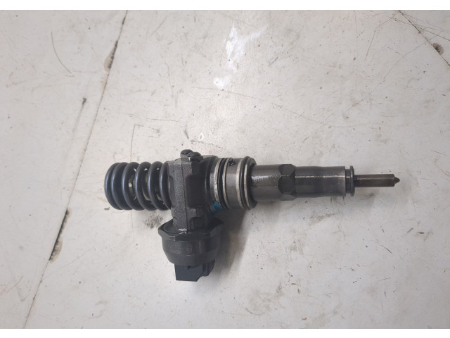 Форсунка топливная Volkswagen Golf Plus 038130073AG