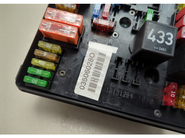 Блок предохранителей Volkswagen Golf 5 2003-2009