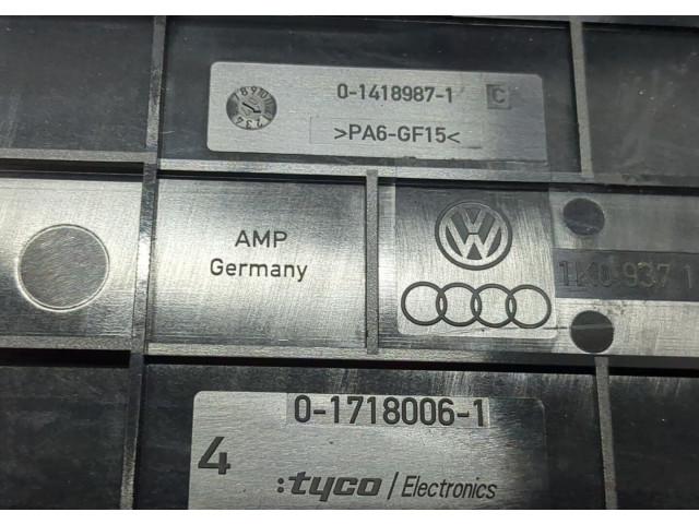 Крышка блока предохранителей Volkswagen Golf Plus 1K0937132F