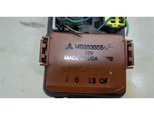 Блок предохранителей Mitsubishi Carisma 1.9