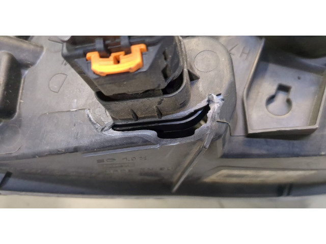 Фара передняя  Peugeot 208 правая 