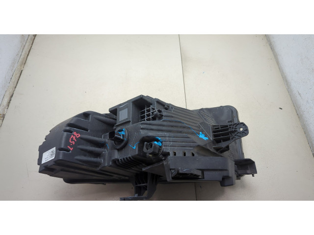 Фара передняя GMC Acadia 2019-2025 правая