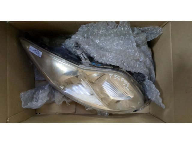 Фара передняя  Toyota Auris E15 2006-2012 правая 