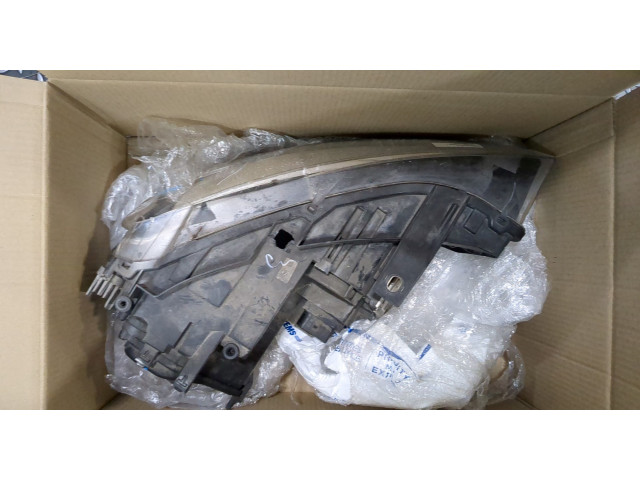 Фара передняя Audi Q3 2011-2018 левая