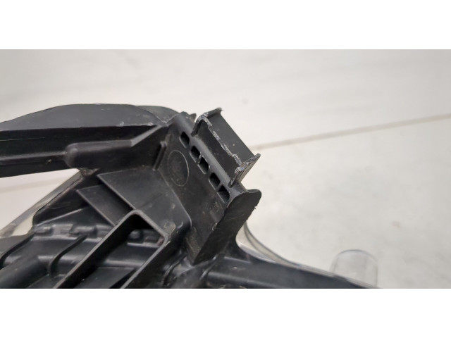 Фара передняя Peugeot 208 2012-2019 правая