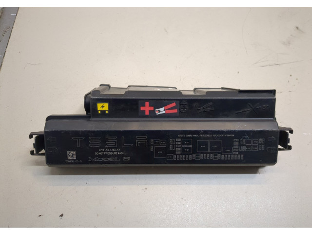 Крышка блока предохранителей Tesla Model S