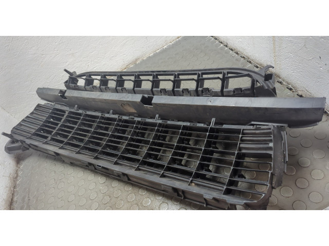 Решетка радиатора  Peugeot 3008 2009-2016          