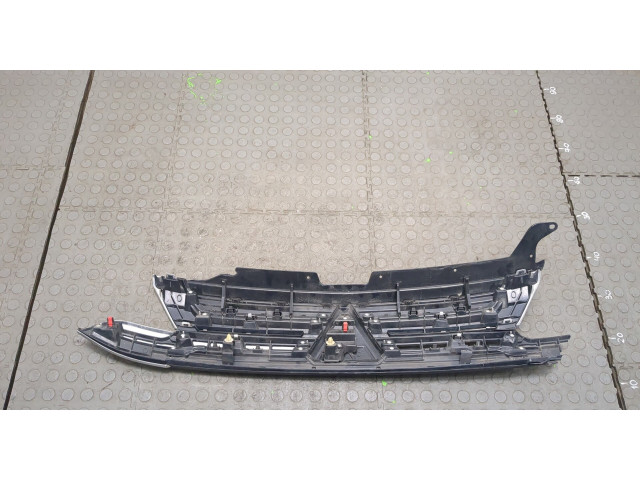 Решетка радиатора  Mitsubishi Outlander 2018-          