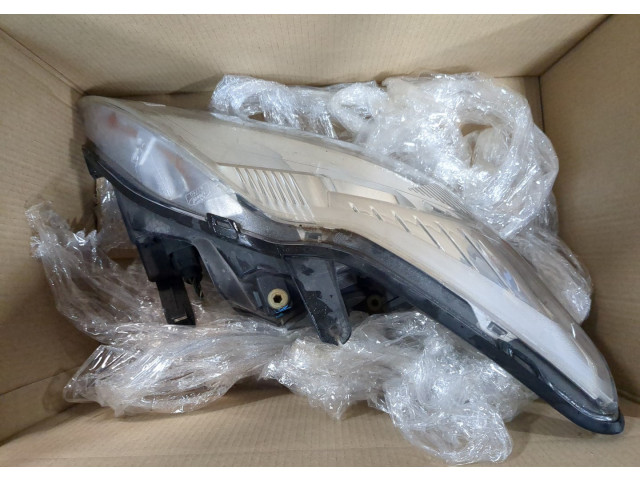 Фара передняя  Ford Focus 2 2008-2011 правая 